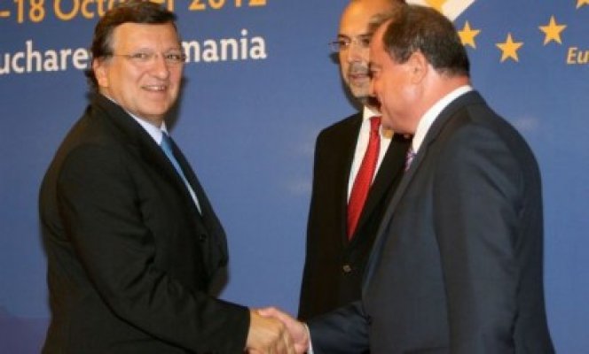 USL şi PDL şi-au încordat muşchii în prag de alegeri: pedeliştii au defilat cu Merkel şi Barroso, useliştii cu poporul